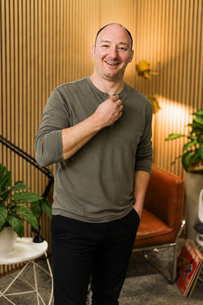 Porträt von Hochzeits DJ Marco von der Doojayschmiede vor Holzhintergrund