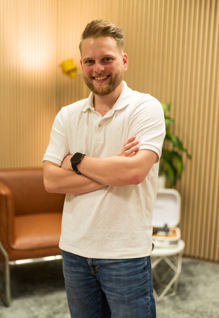 Porträt von Hochzeits DJ Niklas von der Doojayschmiede vor Holzhintergrund