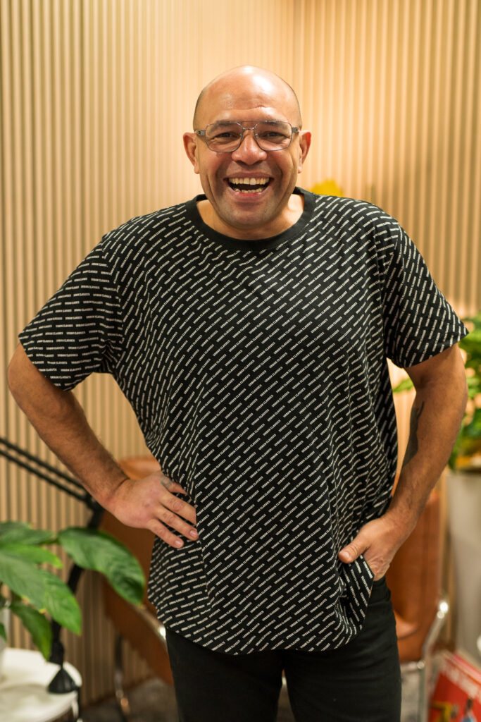 Porträt von Hochzeits DJ Anthony von der Doojayschmiede vor Holzhintergrund