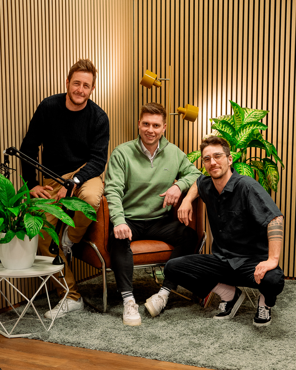Porträt von Tom, Mike und Sam von der Doojayschmiede vor Holzhintergrund