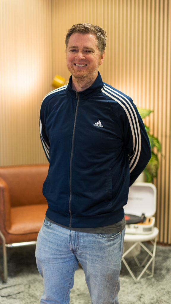 Porträt von Hochzeits DJ Christian von der Doojayschmiede vor Holzhintergrund